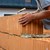 Handwerker baut Mauer mit Ziegeln