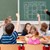 Lehrerin ruft Schüler auf, die sich im Klassenzimmer melden Lehrerin ruft Schüler auf, die sich im Klassenzimmer melden