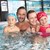 Eine Familie badet im Schwimmbad