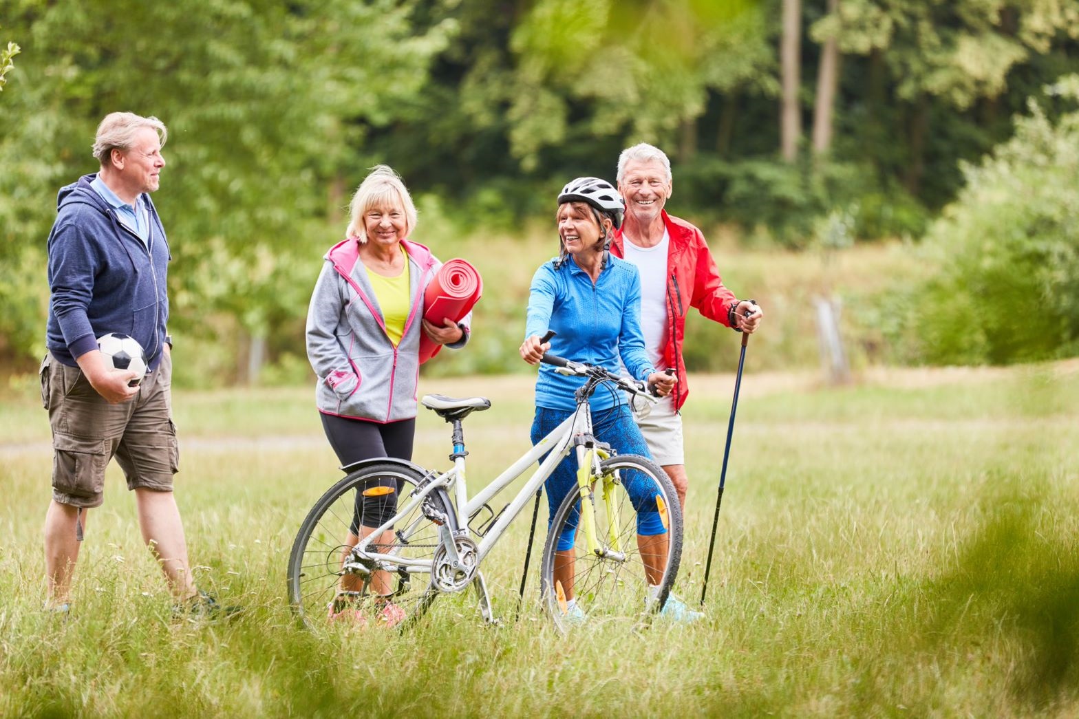 Alte Ehepaare beim Sport