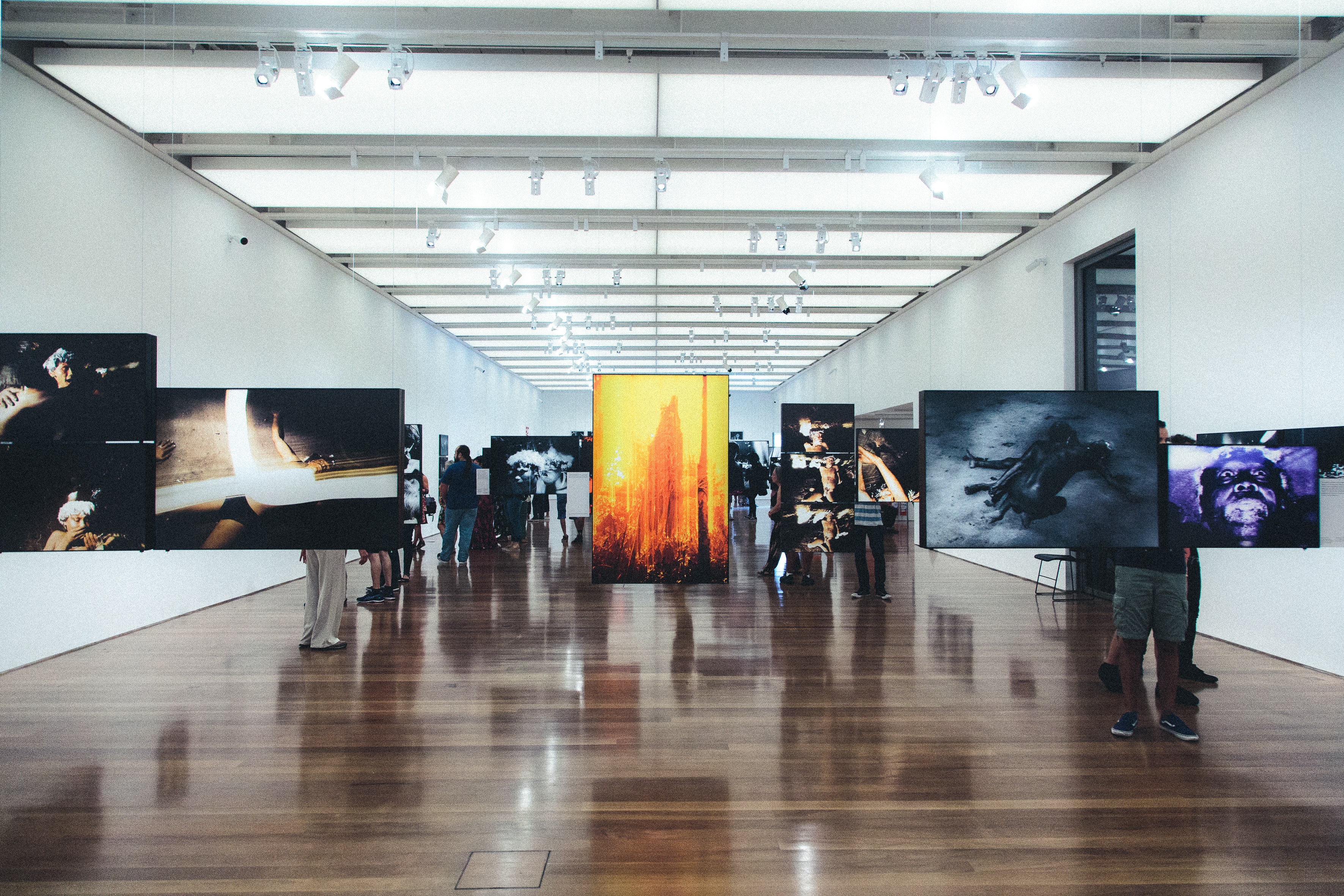 Maison d'Art Mehrere Personen besuchen eine Ausstellung im Maison d'Art.