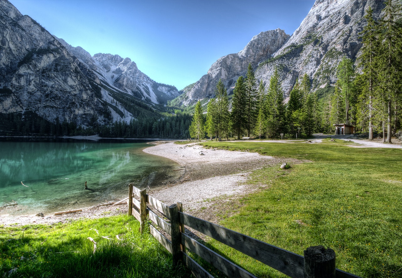 Blick auf die Berge und den Fluss 