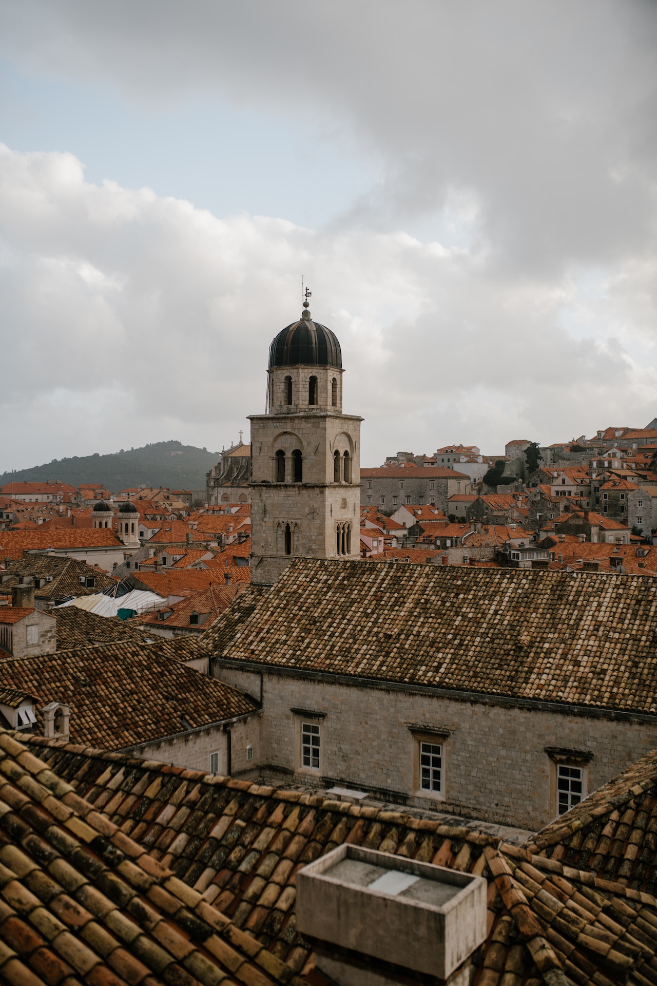 Alter Klosterturm im historischen Stadtzentrum