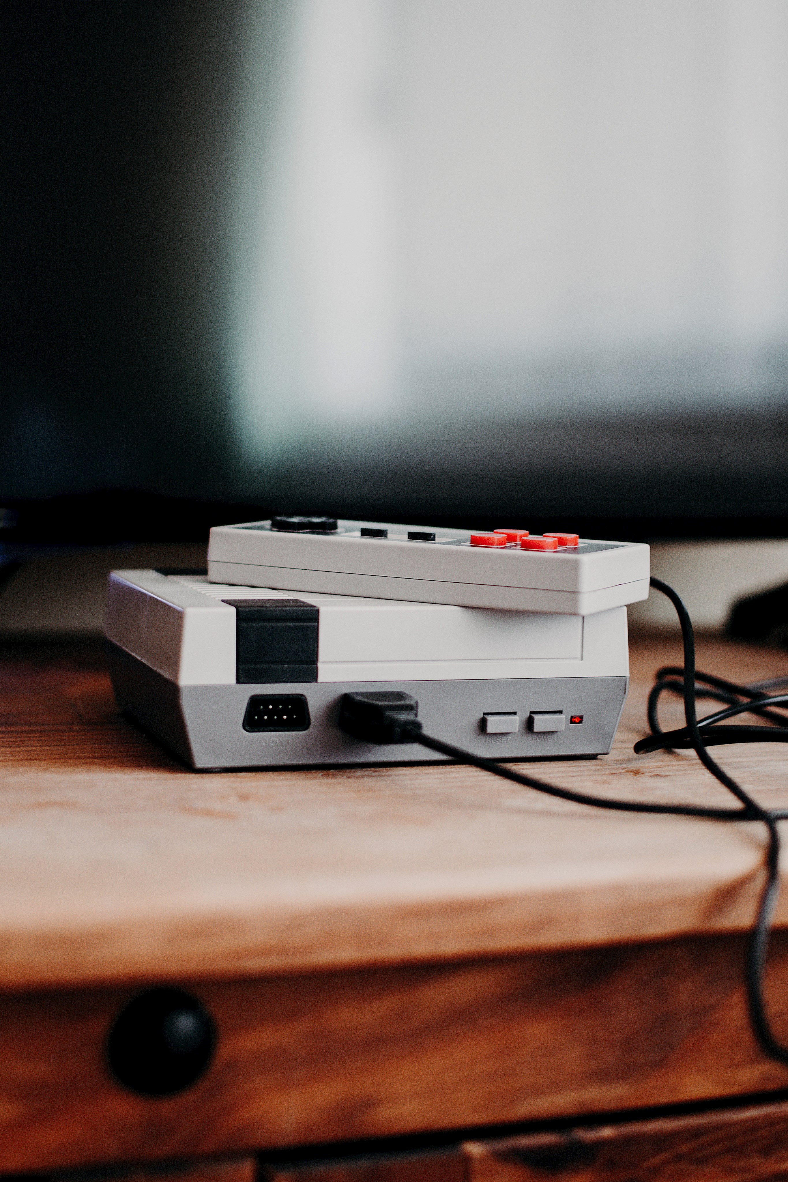 Nintendo Entertainment System auf Holztisch