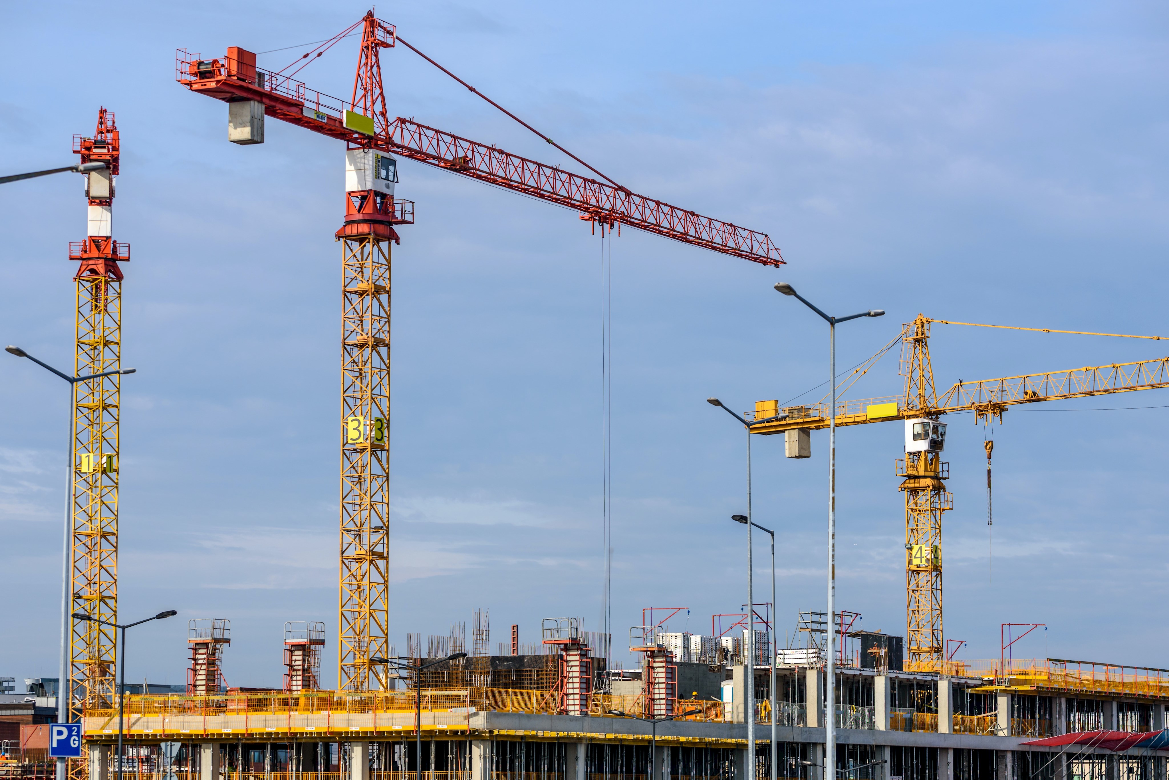 Baustelle mit Kränen unter klarem Himmel