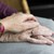 Ein Hand liegt auf den Händen von einer älteren Dame als Unterstützung Ein Hand liegt auf den Händen von einer älteren Dame als Unterstützung