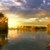 Fluss beim Sonnenuntergang mit mehreren Bäumen am Flussuffer