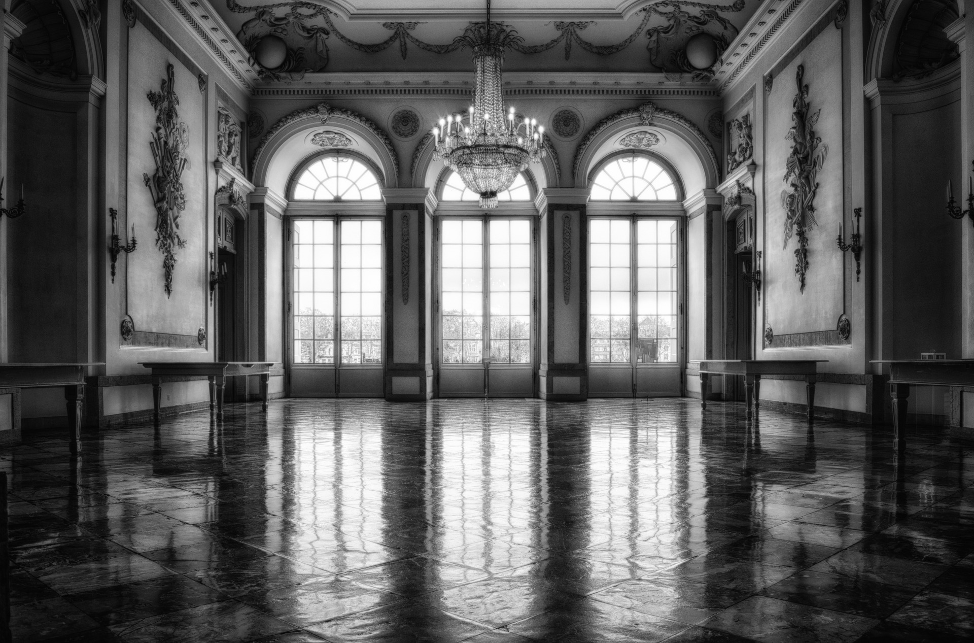 Schloss Saal mit bodentiefen Fenstern im Hintergrund (Schwarz-Weiß)