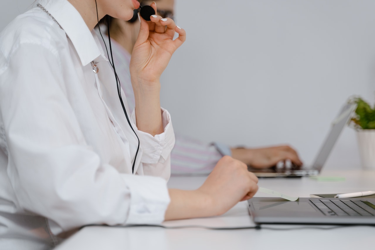 telefonieren.jpg Frau beim Telefonieren