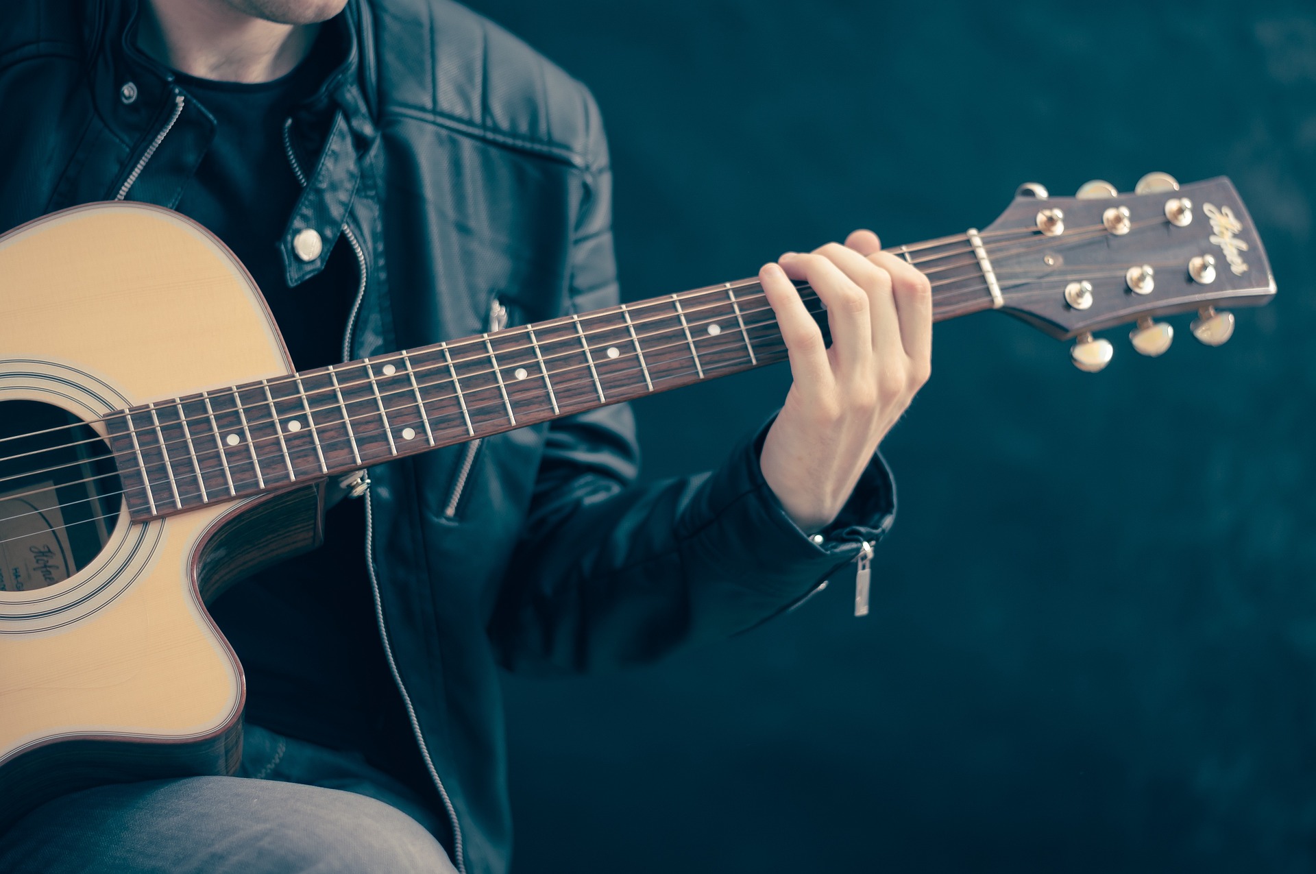 Mann, der Gitarre spielt