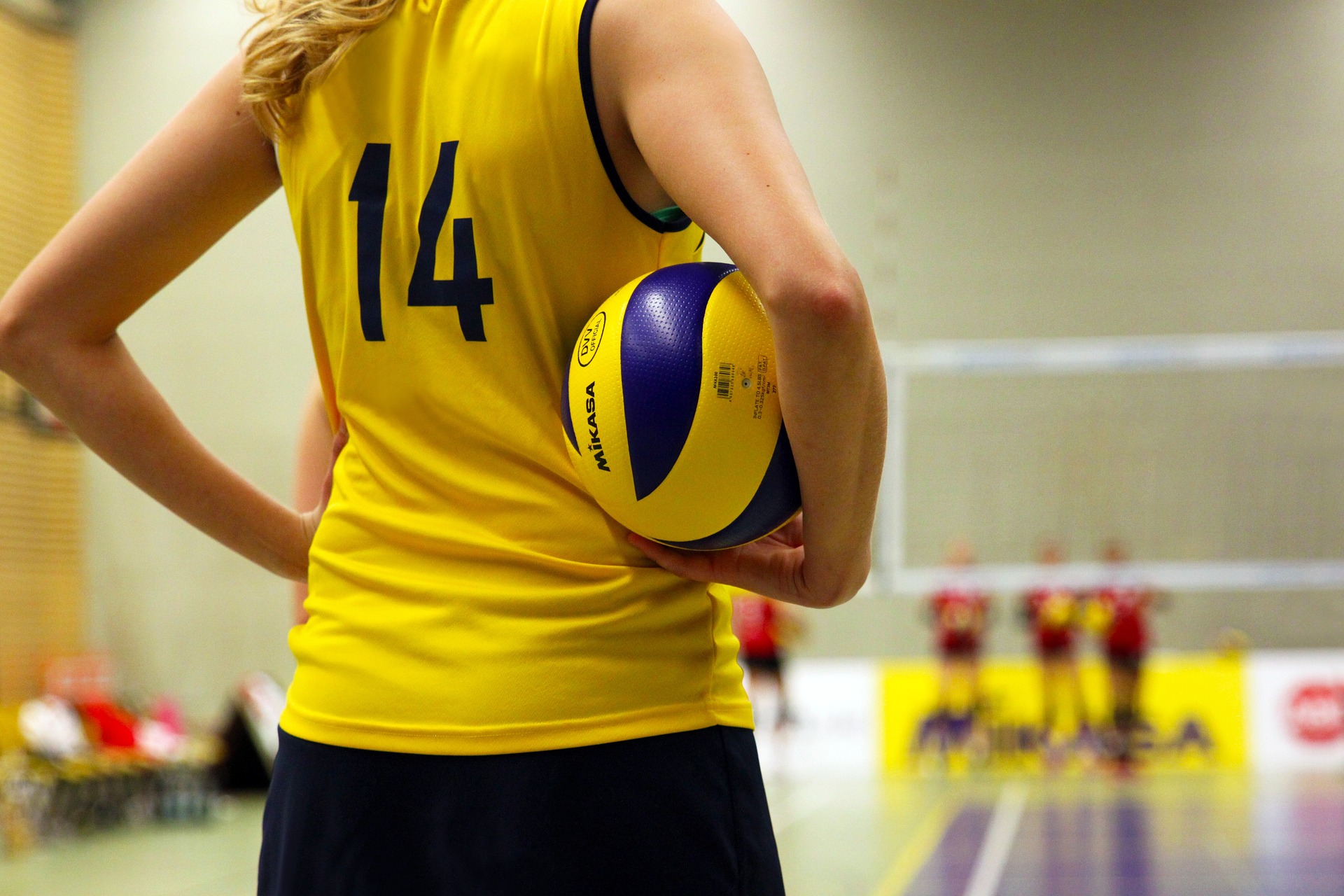 Volleyballspielerin in gelbem Trikot