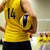 Volleyballspielerin in gelbem Trikot